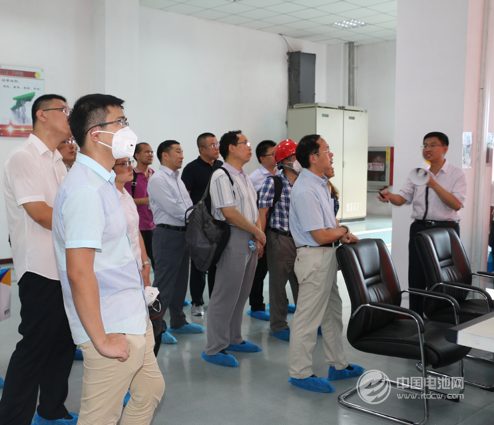 与会嘉宾参观天津市贝特瑞新能源材料有限责任公司总控室