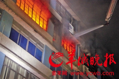 深圳宝安西乡一电池厂大火  烧了两小时