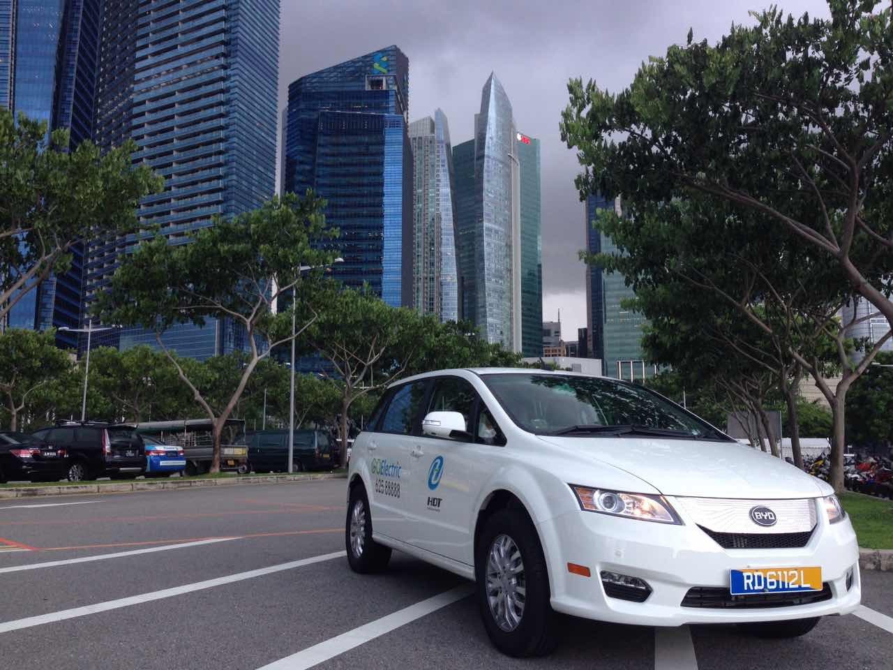 新加坡街头的比亚迪e6纯电动车