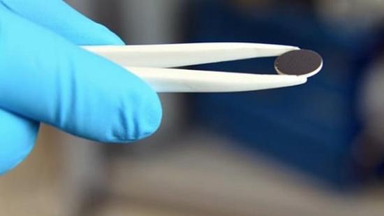 新型固态锂电池能够在100 高温下安全使用