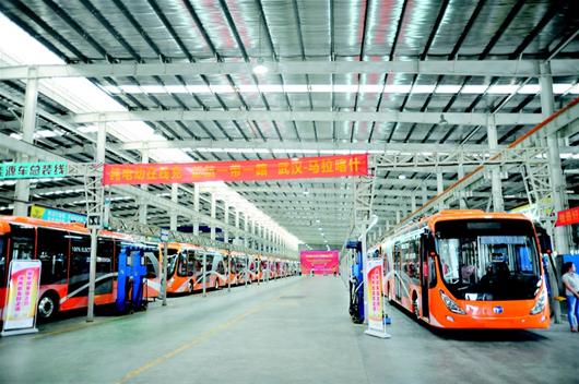 联合国气候大会用上“武汉造” 汉产新能源客车驶向非洲