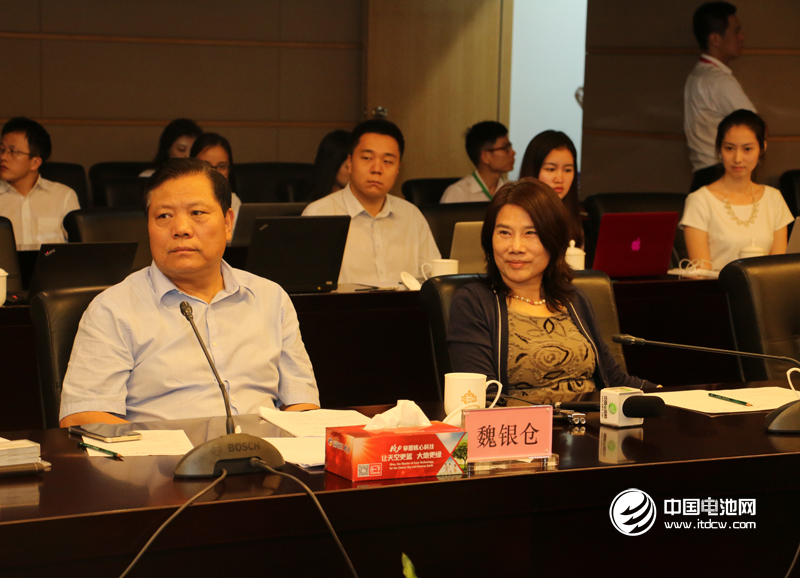 董明珠与魏银仓出席媒体交流会