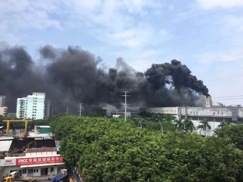 厦门金旅客车厂房突发大火 烟雾漫天遮了半个湖里