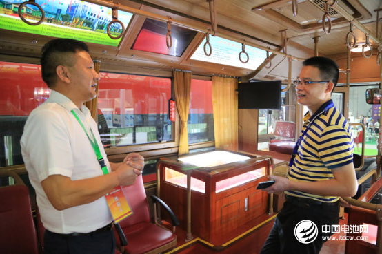 （营销一部副总经理杜荣生邀请客户登上仿古铛铛车上作全面了解）