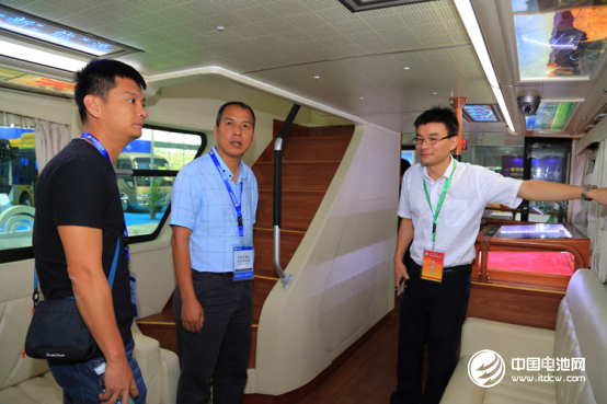 （客户现场咨询客车性能与技术优势）