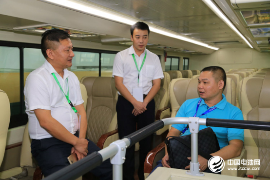 （营销一部副总经理杜荣生为客户现场讲解客车性能品质）