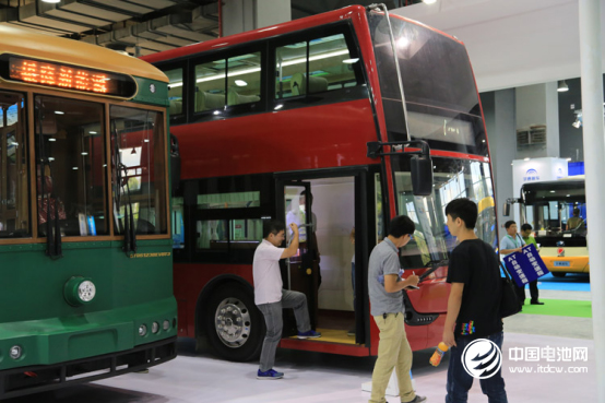 都说纯电动双层巴士好！既然来了，肯定要进入车里细细体验一番