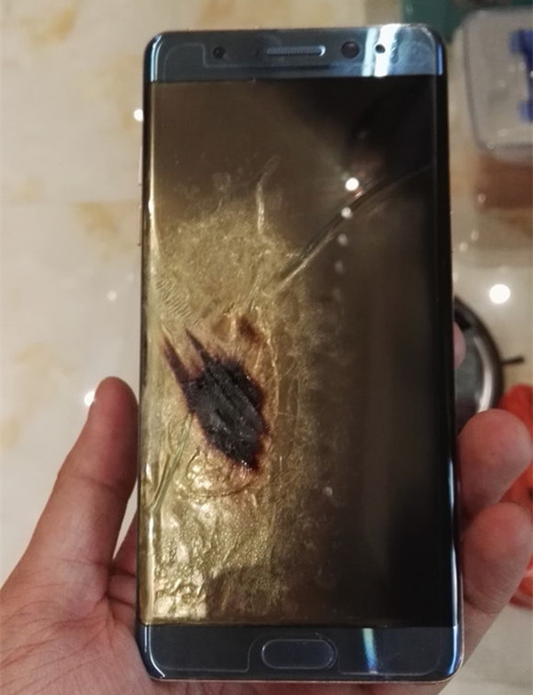国行版也炸了！网友爆料玩Note 7时突然黑屏发生爆炸