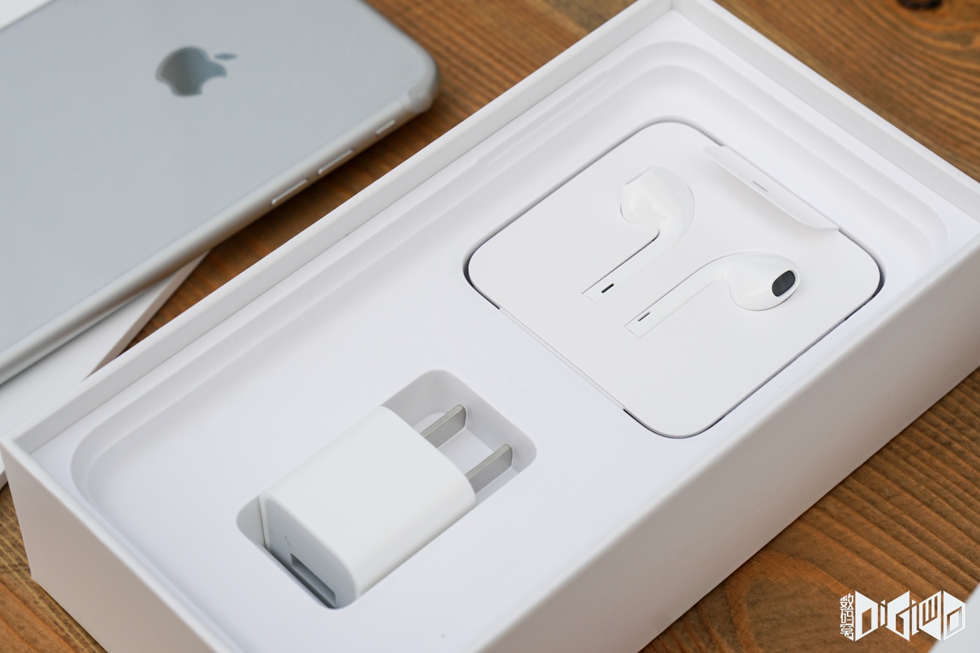 iPhone 7 Plus银色开箱 续航时间比iPhone 6s高2小时