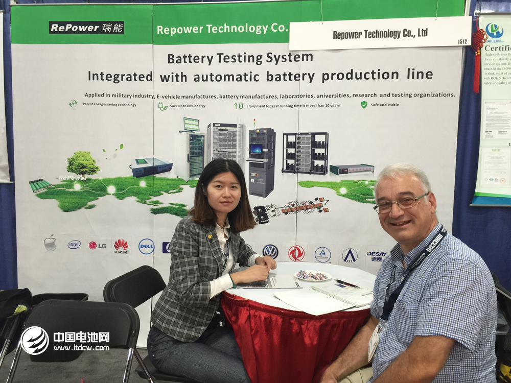 瑞能股份工作人员与客户交流