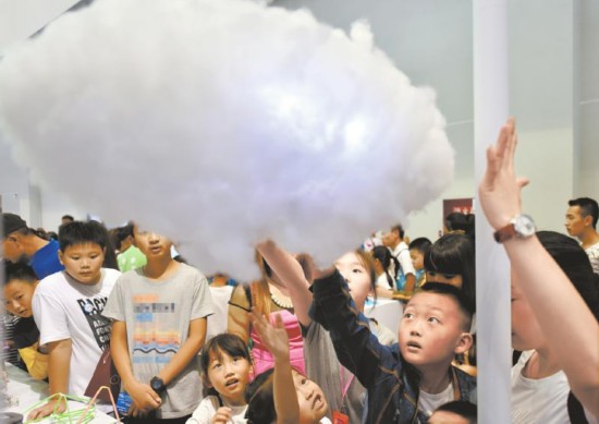 通过感应能发光的“云”。