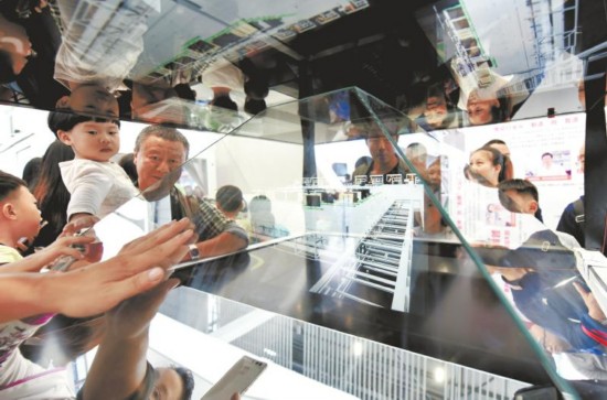 3D全息投射出立体的画面。