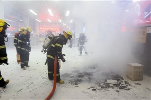 整箱行车记录仪电池起火 福田口岸关闭半小时