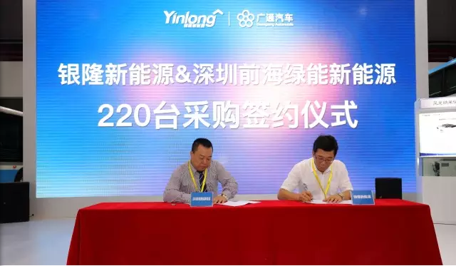 敖建华副总裁与刘勇董事长签订采购合同