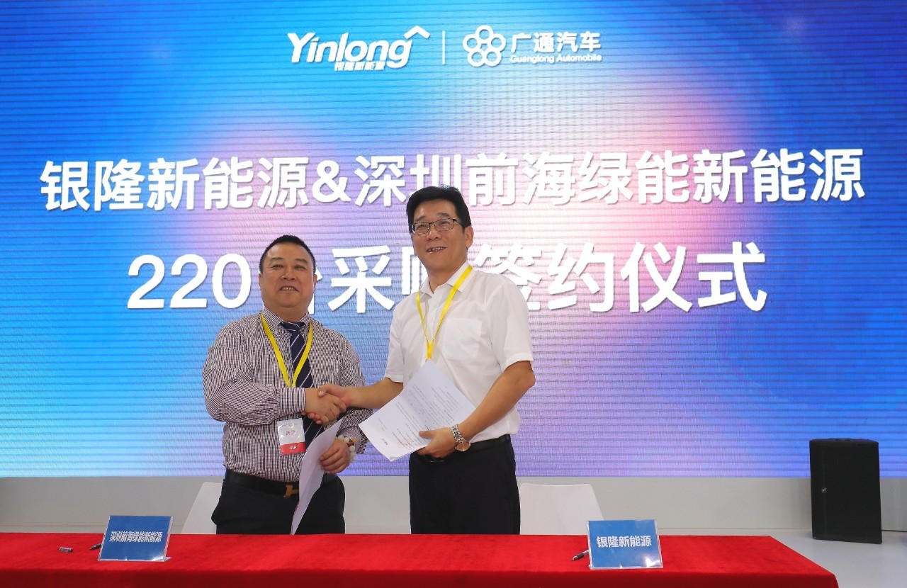 成功签约，双方握手庆贺