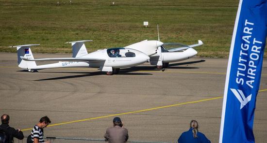 首架4人座混合燃料电池飞机在德国试飞