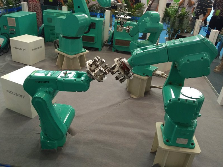 富士康已在内地工厂部署4万台机器人 用于组装苹果公司产品