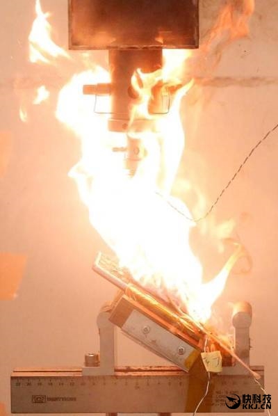 Note 7和iPhone 7电池被针扎加压后会怎样？