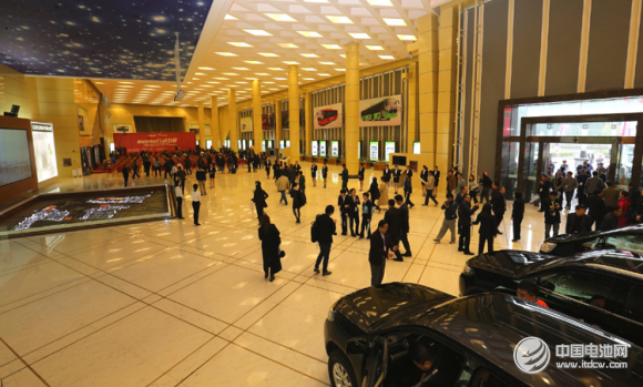 来宾们参观河北武安银隆新能源展厅