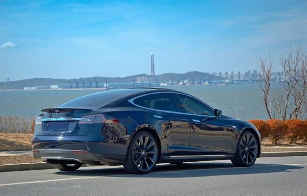 电池爆炸致特斯拉Model S烧成巨大火球 两人遇难