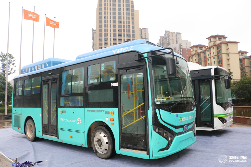 1480582第4届锂电“达沃斯”论坛比亚迪接送嘉宾用车