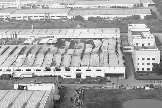 12月10日，长沙县泉塘辖区长沙镁镁科技有限公司，厂房的一部分屋顶被大火烧穿了