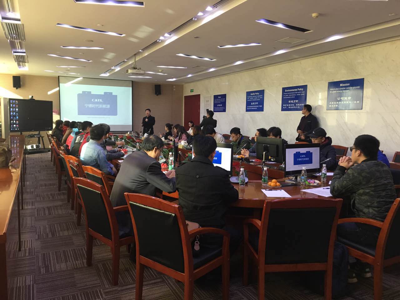 CATL市场总监杨琦向媒体介绍情况