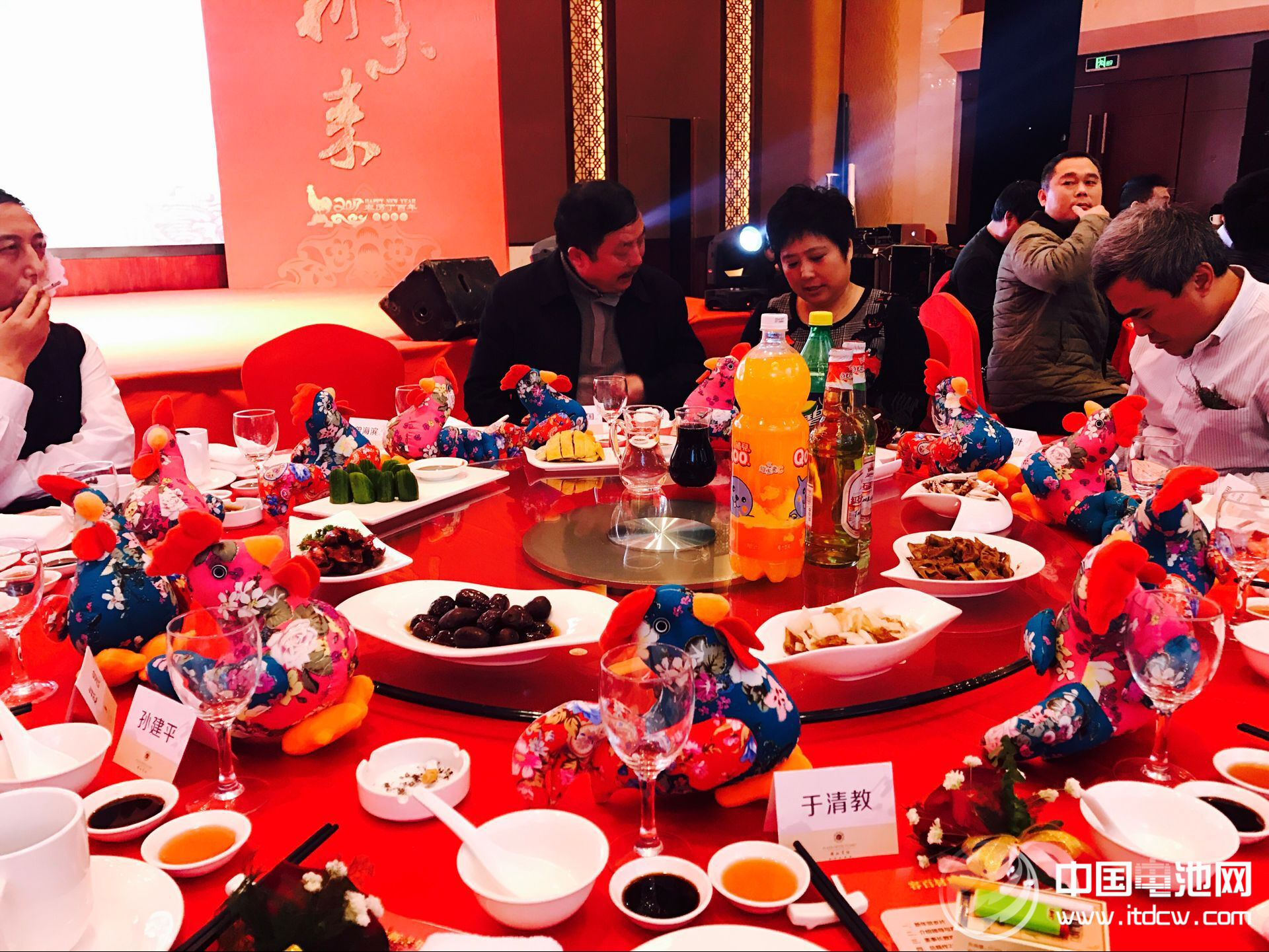 容百材料“同心同行 创新未来”的2017年新春年会现场