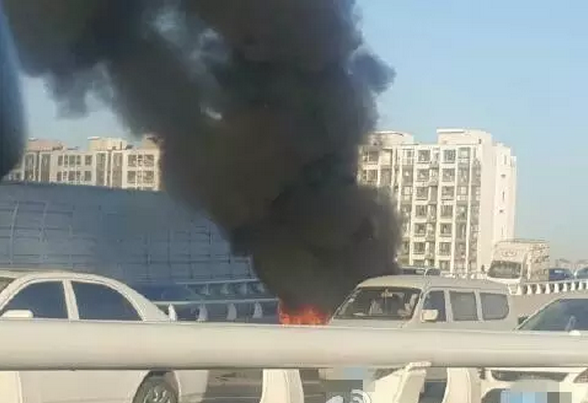 天津：买来七个月的电动车行驶途中起火 烧得只剩骨架