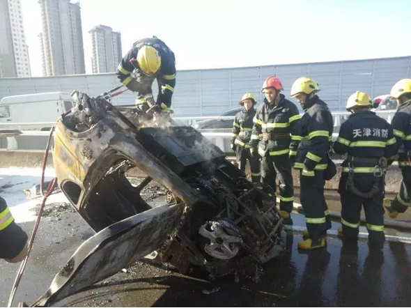 天津：买来七个月的电动车行驶途中起火 烧得只剩骨架