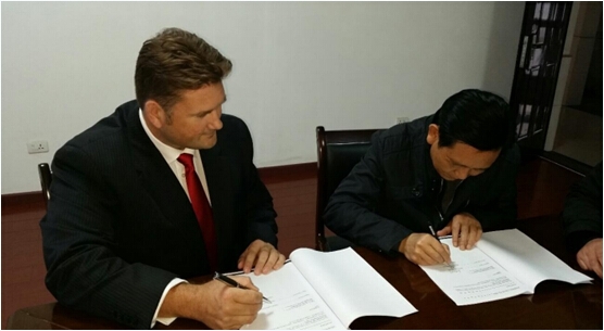 3月30日Triton总裁Boyle与宜昌新城董事长Yue Bin签署协议
