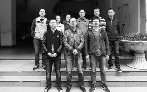 普力科技团队成员合影，前排中间为团队创始人冯雪松。