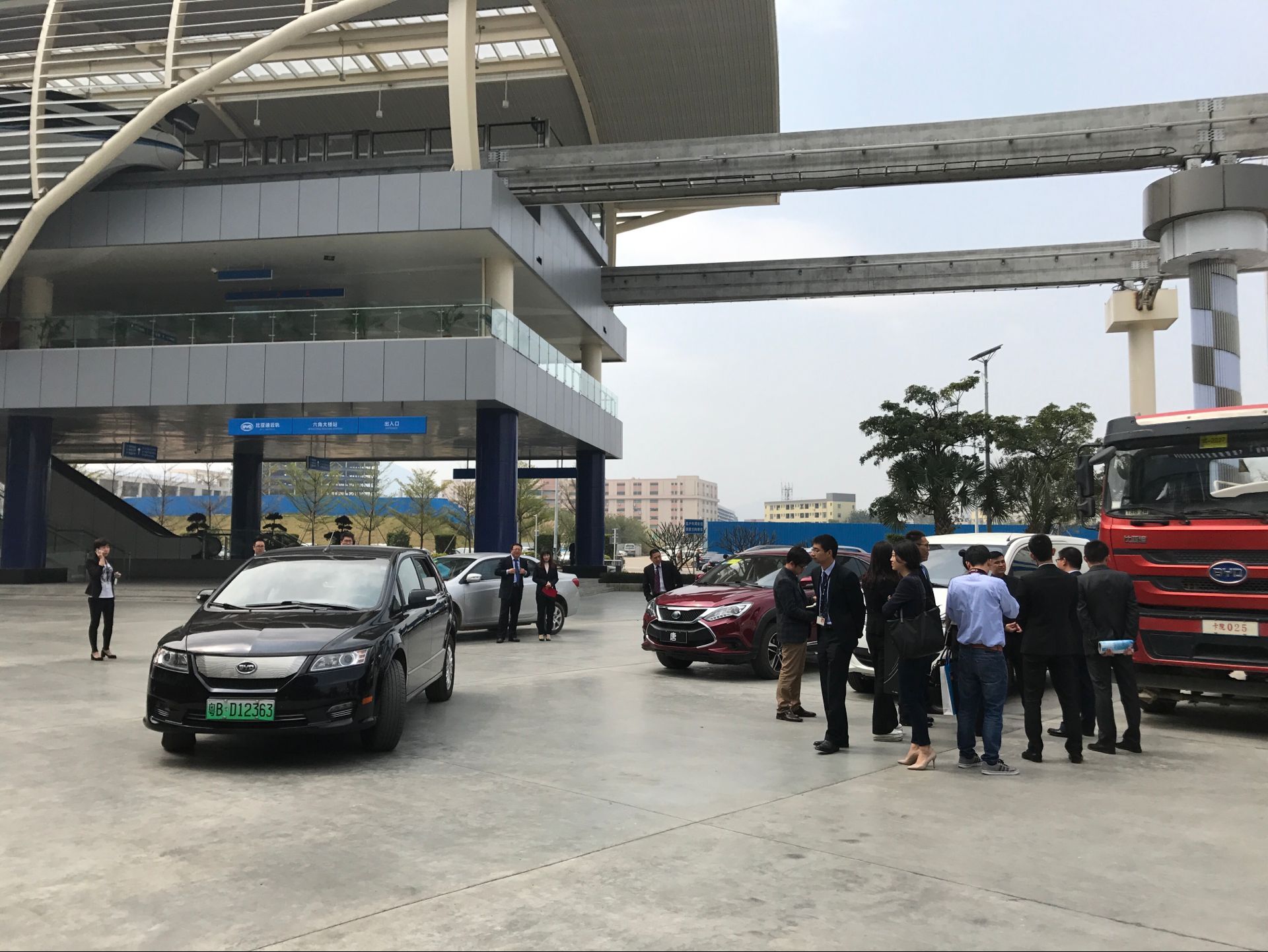 调研团一行参观比亚迪产业园