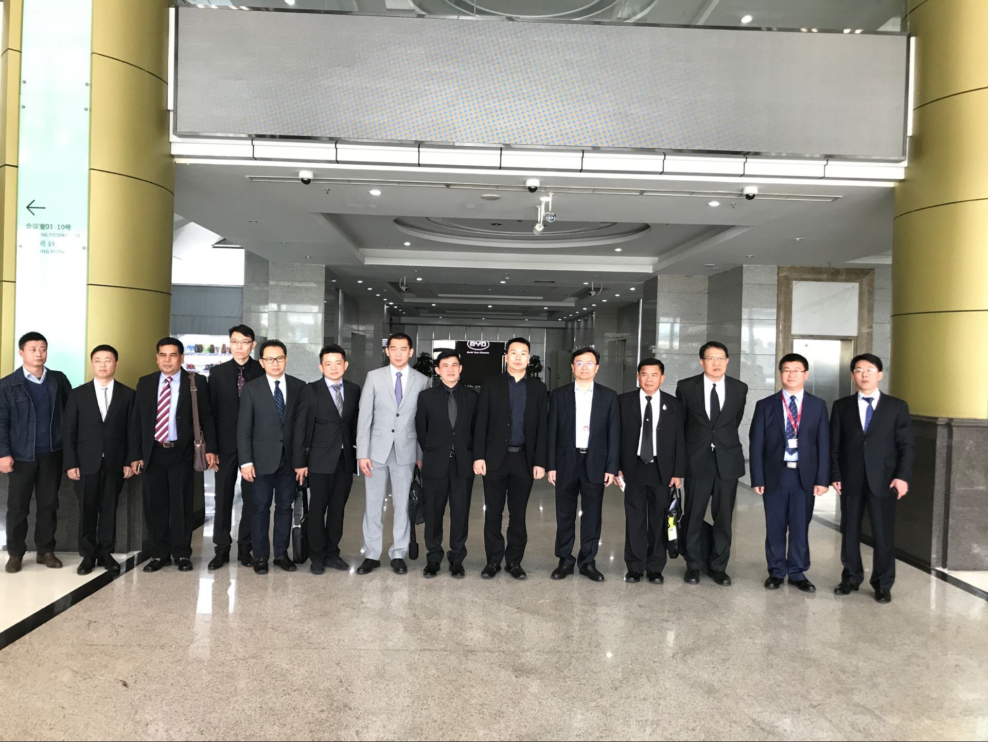 调研团一行与王传福合影留念