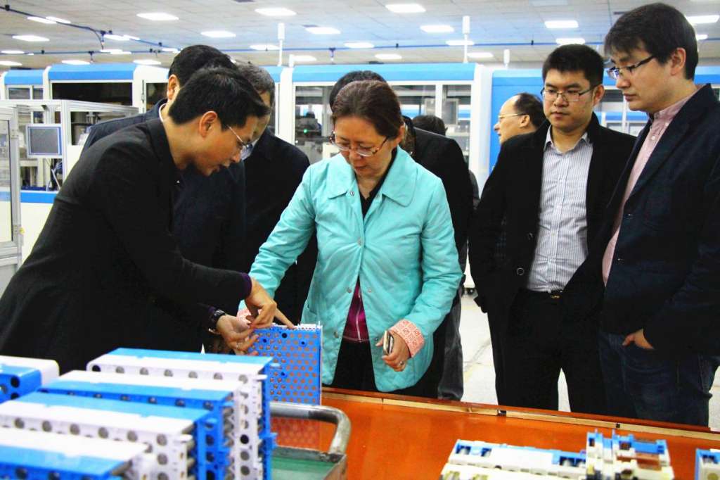 工信部原材料司副司长余薇一行参观远东福斯特