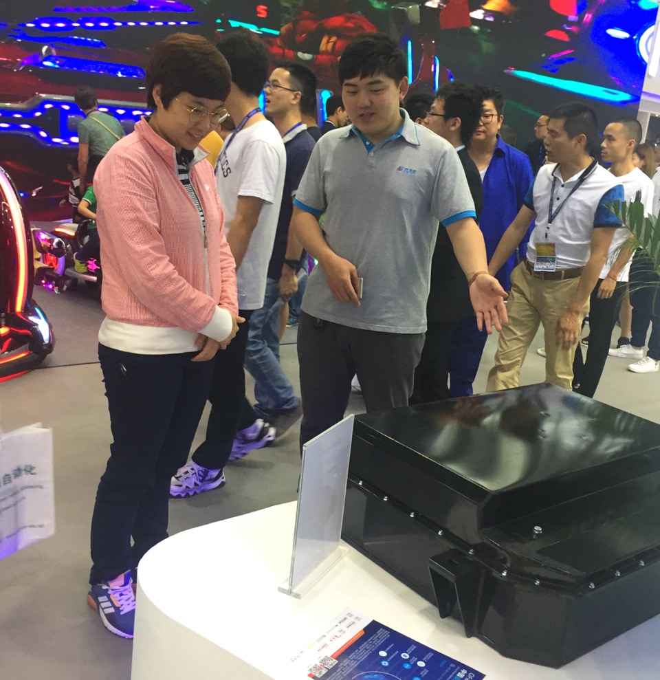 展会现场观众了解海马ME300电池包