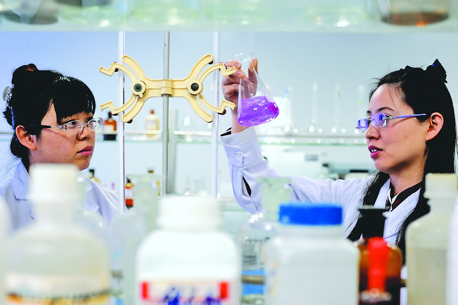 “国家石墨产品质量监督检验中心”技术人员在实验室检测新产品