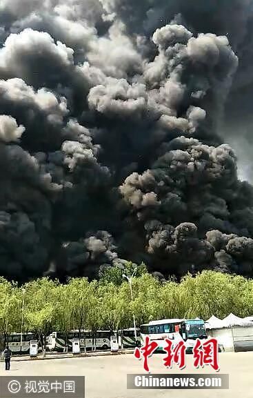 北京蟹岛度假村停车场突发大火 