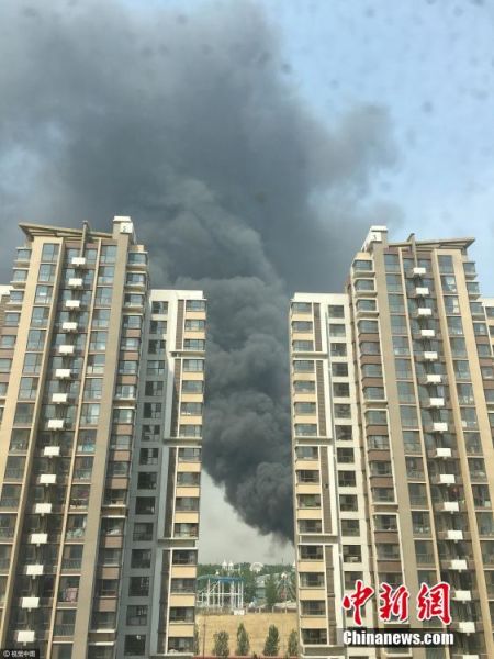 北京蟹岛度假村停车场突发大火 