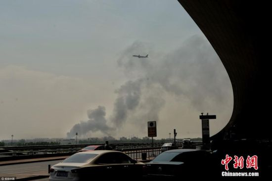 北京蟹岛度假村停车场突发大火 