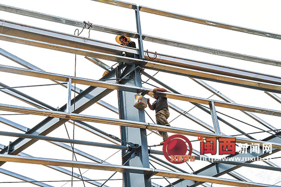 工人正在进行第三栋厂房施工建设