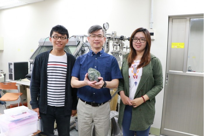 台湾教授成功研制天然矿电池 比石墨烯更优异