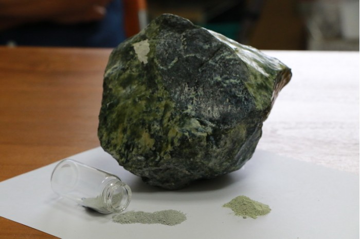 台湾教授成功研制天然矿电池 比石墨烯更优异