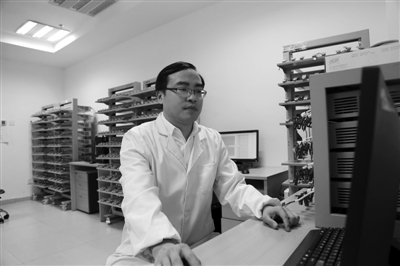 唐永炳在中国科学院深圳先进技术研究院集成所功能薄膜材料研究中心分析团队的实验数据