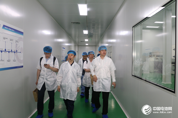 与会代表参观东皋膜生产线及厂区