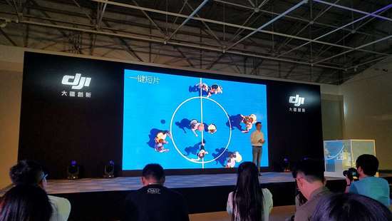 大疆展示“晓”Spark掌上无人机