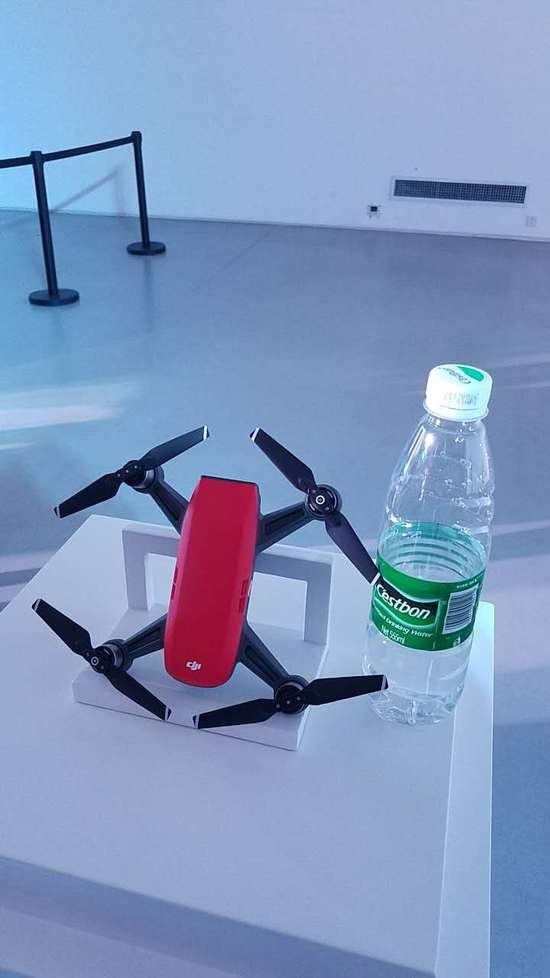 Spark掌上无人机与矿泉水对比图