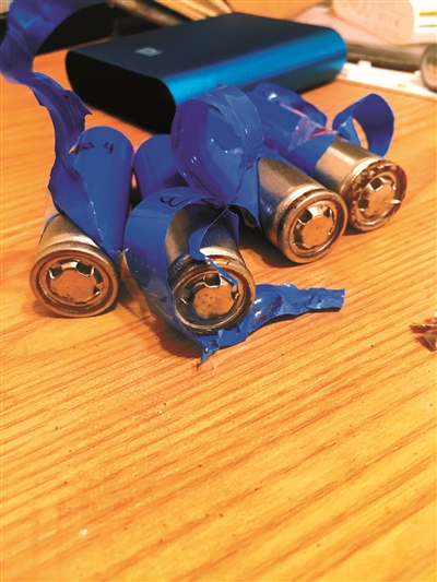 拆掉包装膜的“山寨小米”电池上布满锈点