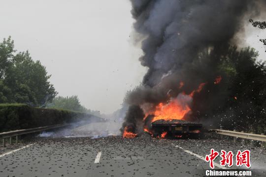 10余米长的车斗正猛烈燃烧，火焰夹杂着浓烟将整个车厢团团围住