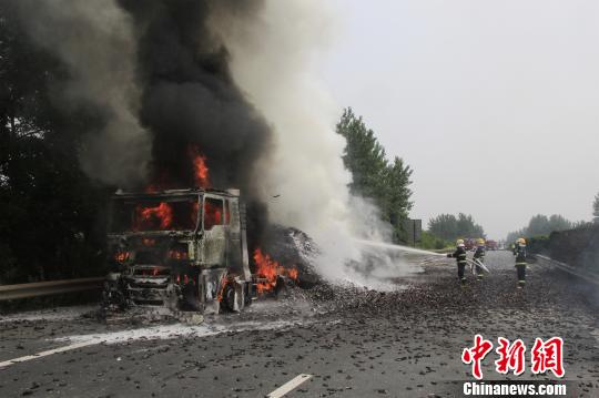 消防官兵紧急扑救。　王基达 摄